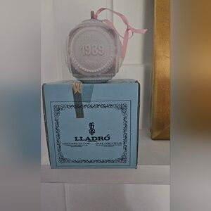 Vintage Lladro Christmas ornament celebrating the year 1989.